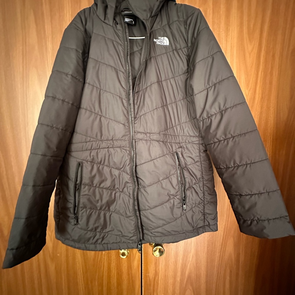 Very gently used women’s The North Face jacket size XL in black.